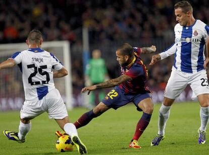 Alves pelea un bal&oacute;n con Torje, frente a Abraham Gonz&aacute;lez.