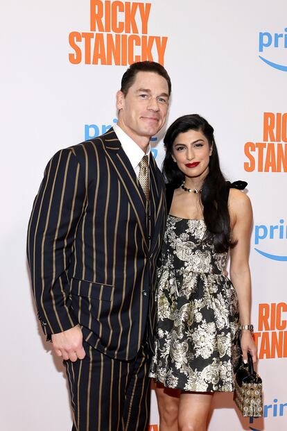 John Cena. El actor y leyenda de la WWE está casado en segundas nupcias con la ingeniera electrónica Shay Shariatzadeh, especializada en el desarrollo de aplicaciones. El amor entre ellos surgió en un bar de Canadá, cuando ambos disfrutaban de la Super Bowl en 2019. Cena se quedó prendado de ella: “Dejé de ver el partido. Ni siquiera sé cómo terminó".