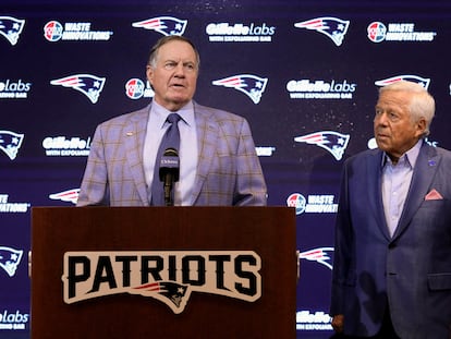 Bill Belichick (i) y Robert Kraft durante la rueda de prensa de este jueves.