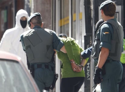 La presunta etarra Maialen Zuazo es conducida por agentes de la Guardia Civil tras ser detenida.