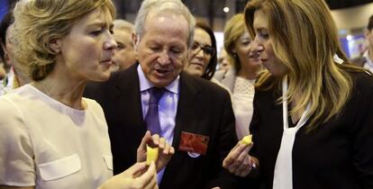 La presidenta de la Junta de Andaluc&iacute;a, Susana D&iacute;az y la ministra de Agricultura, Isabel Garc&iacute;a Tejerina,  degustan productos en la inauguraci&oacute;n de la feria hortofrut&iacute;cola Fruit Atraction en Madrid.