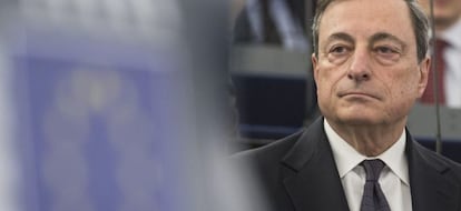 STR002. ESTRASBURGO (FRANCIA), 01/02/2016.- El presidente del Banco Central Europeo (BCE), Mario Draghi, participa en el debate del informe anual de la entidad de 2014, en el Parlamento Europeo de Estrasburgo, Francia, el 1 de febrero del 2016. EFE/Patrick Seeger