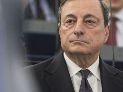 STR002. ESTRASBURGO (FRANCIA), 01/02/2016.- El presidente del Banco Central Europeo (BCE), Mario Draghi, participa en el debate del informe anual de la entidad de 2014, en el Parlamento Europeo de Estrasburgo, Francia, el 1 de febrero del 2016. EFE/Patrick Seeger