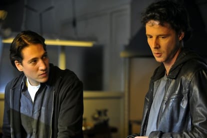 Alberto Ammann y Eloy Azorín, en 'Apaches'.