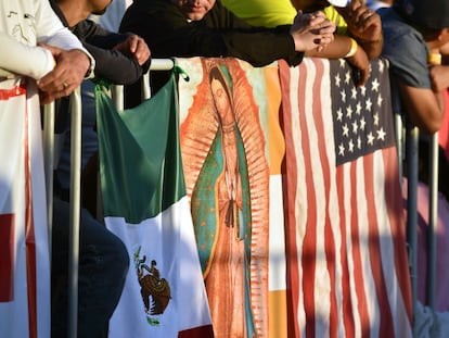 Gente esperando la homilía binacional en Cd. Juárez.