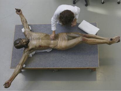 Un momento de una intervención ayer en una escultura de Cristo en el Instituto Andaluz de Patrimonio Histórico.