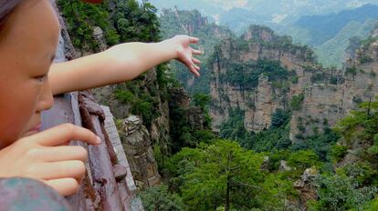 Una niña observa el parque de Zhangjiajie, en China.