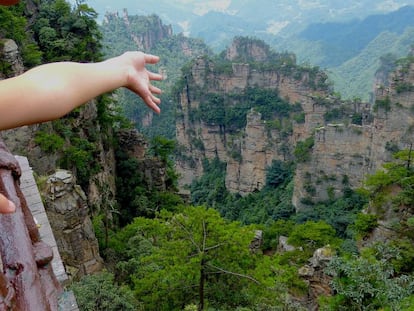 Una niña observa el parque de Zhangjiajie, en China.