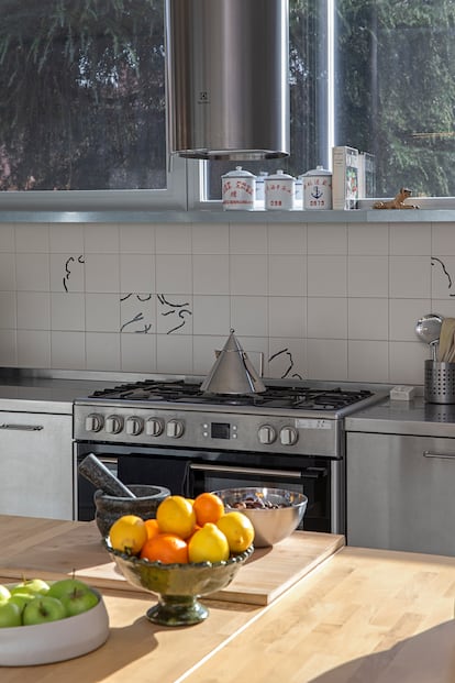 La cocina es de estilo industrial. Los módulos son de Ikea, la encimera la compraron de segunda mano y los azulejos del frente están pintados por el hermano gemelo de Pablo, Álvaro Ferreira. 