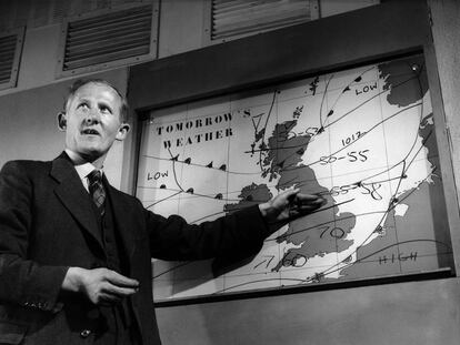 Un reportero da información meterológica en Gran Bretaña en 1954. Iba a llover, claro.