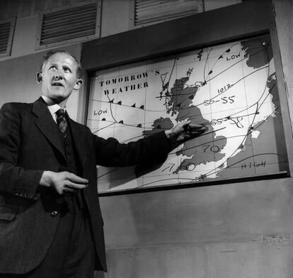 Un reportero da información meterológica en Gran Bretaña en 1954. Iba a llover, claro.