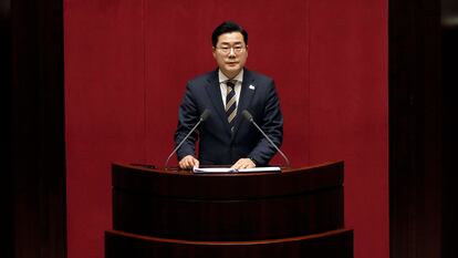 Park Chan-dae, portavoz del Partido Democrático (PD), durante su intervención.