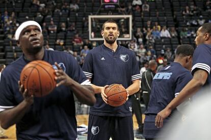 Marc Gasol calienta, antes del partido que enfrentó a su equipo, los Memphis Grizzlies, contra Minnesota Timberwolves, a finales de octubre.