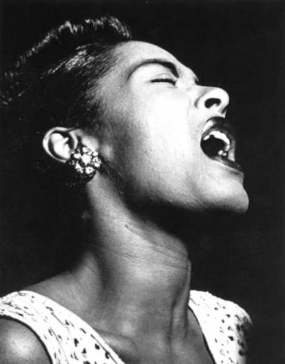 Billie Holiday cantando en 1948.