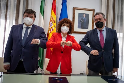 La presidenta de la Diputación de Huelva, María Eugenia Limón, con el alcalde de Huelva, Gabriel Cruz (a la izquierda) y el alcalde de Sevilla, Juan Espadas.