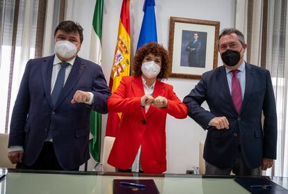 La presidenta de la Diputación de Huelva, María Eugenia Limón, con el alcalde de Huelva, Gabriel Cruz (a la izquierda) y el alcalde de Sevilla, Juan Espadas.