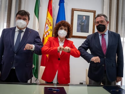 La presidenta de la Diputación de Huelva, María Eugenia Limón, con el alcalde de Huelva, Gabriel Cruz (a la izquierda) y el alcalde de Sevilla, Juan Espadas.