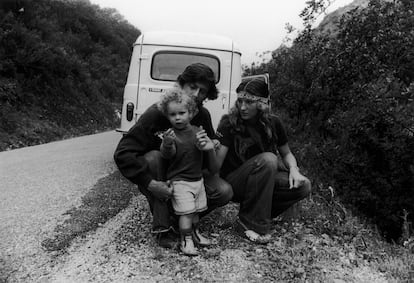 Alberto Lennie, Silvia Labayru y su hija Vera en España, en 1978. La imagen tomada por Dani Yako está incluida en el libro 'Exilio, 1976-1983'. 