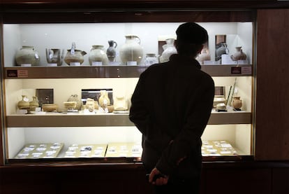 Una de las vitrinas con piezas de la colección Ifergán en la sala Durán.