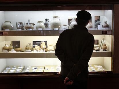 Una de las vitrinas con piezas de la colección Ifergán en la sala Durán.