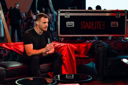 Con el premio Influencia, el actor y productor turco Kerem Bürsin fue distinguido por su capacidad para promover transformaciones sociales significativas. El intéprete es embajador de 'HeForShe' de ONU Mujeres en Turquía y embajador de buena voluntad de UNICEF. Bürsin ha demostrado un firme compromiso con la igualdad y la justicia social.