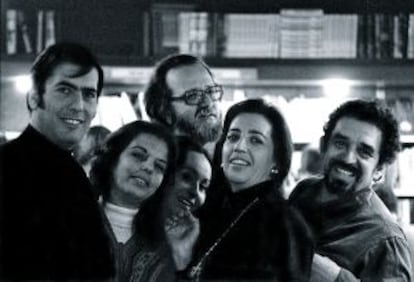 Mario Vargas Llosa, José Donoso y Gabo en Barcelona con sus respectivas esposas.