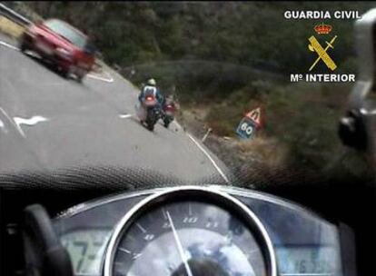 El vehículo rojo que circula de frente es obligado a apartarse a la derecha porque una de las motos invade su carril a 173 kilómetros por hora, en un tramo con velocidad limitada a 60 por hora.