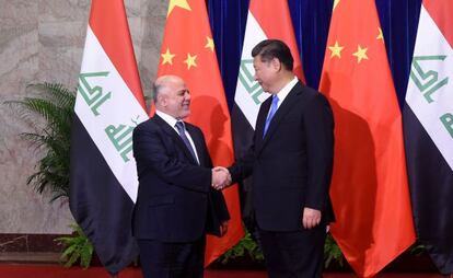 El presidente chino (derecha) saluda al primer ministro iraqu&iacute;, Haidar el Abadi, el martes durante su visita a Pek&iacute;n.
 