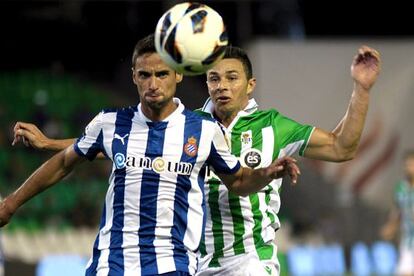 Rubén Castro presiona a Raúl García durante el partido.