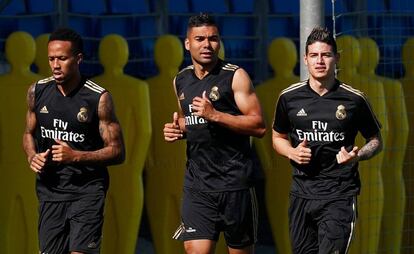 James (d), junto a Casemiro (c) y Militao, en el entrenamiento de este lunes.