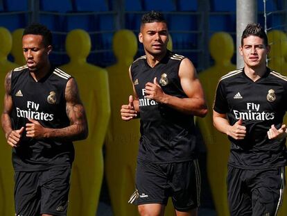 James (d), junto a Casemiro (c) y Militao, en el entrenamiento de este lunes.