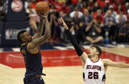 JR Smith lanza, punteado por Korver.