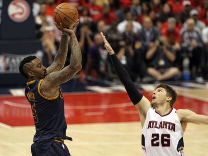 JR Smith lanza, punteado por Korver.