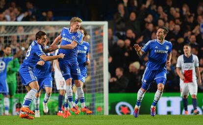 Andre Schurrle celebra el gol del Chelsea. 