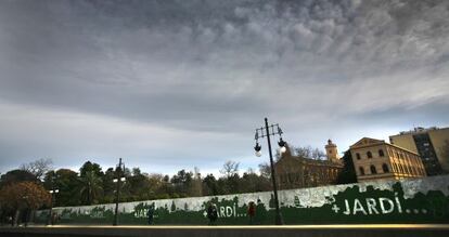 El Botànic de Valencia, al fondo, y el muro de la parcela donde estaba previsto un hotel.