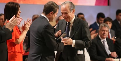 García-Page entrega la medalla de oro de Castilla La Mancha a Marañón.
