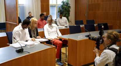 Los jugadores de la selecci&oacute;n de voleibol cubana acusados de violaci&oacute;n, el pasado agosto en el juzgado en Tampere (Finlandia). 