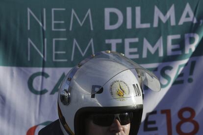 Policiais militares no meio dos manifestantes, que pedem "Nem Dilma nem Temer"