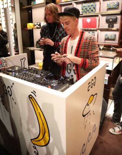 GucciGhost a los platos tras la mesa que customizó para la tienda de Gucci en Barcelona