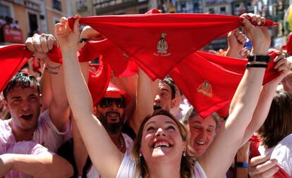 Mujeres y hombres alzan sus pañuelos durante el chupinazo de 2019.