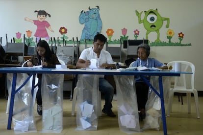 Una mesa electoral en un colegio de la localidad guatemalteca de Mixco.