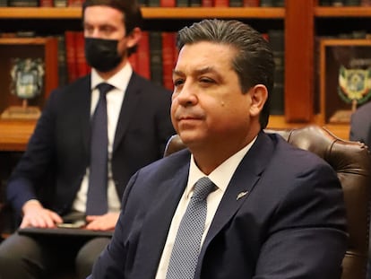 En diciembre de 2021, Francisco García Cabeza de Vaca, entonces gobernador de Tamaulipas, durante una reunión con Adán Augusto López.