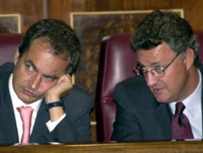 El secretario general del PSOE, José Luis Rodríguez Zapatero (izq.), y el portavoz socialista en el Congreso, Jesús Caldera, durante el Pleno extraordinario celebrado hoy.