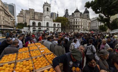 Produtores de frutas distribuem mercadoria grátis na Praça de Maio, em Buenos Aires, para reivindicar ajudas oficiais para o setor, na terça-feira, 23 de abril.