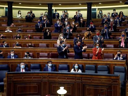 El PP ovaciona a su líder, Pablo Casado, tras anunciar el voto en contra de su partido a la moción de Vox.
