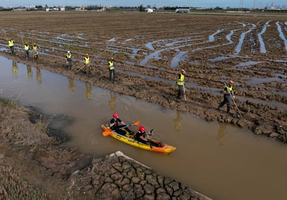 Miembros del V batallón de la Unidad Militar de Emergencias (UME) buscan cadáveres arrastrados por las inundaciones en las afueras de Valencia, este viernes.