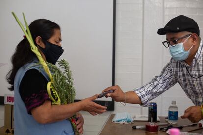 Una mujer asiste a una casilla electoral en la alcaldía Iztapalapa después de acudir a los festejos religiosos del domingo de ramos. 