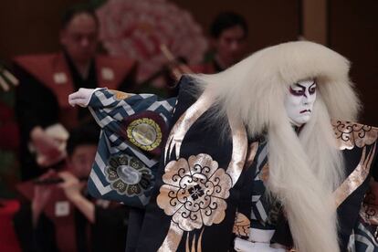 Uno de los actores de la obra de teatro kabuki 'Ruji Musume / Rejinshi'.