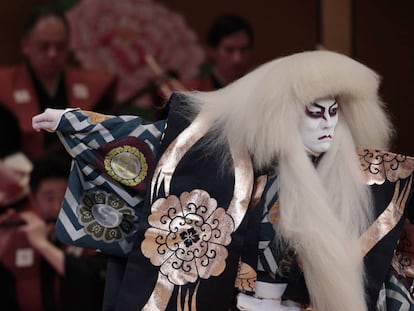 Uno de los actores de la obra de teatro kabuki 'Ruji Musume / Rejinshi'.