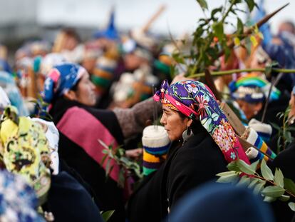 Miembros y autoridades comunales mapuches mientras participan de una concentración de integrantes de diferentes comunidades indígenas, el 21 de mayo de 2022, en Puerto Saavedra, región de la Araucanía (Chile).